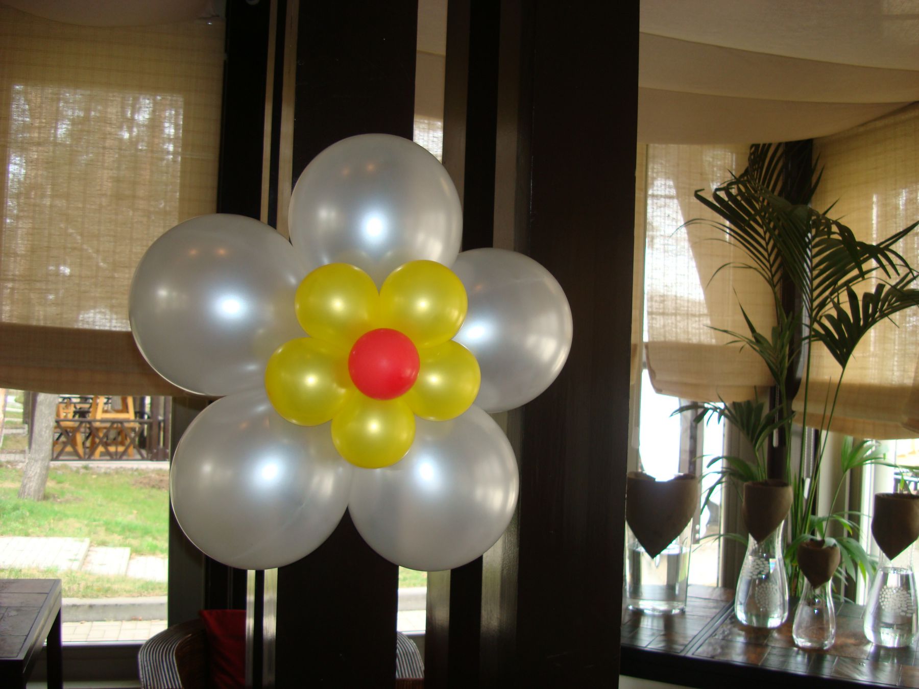 Цветок из 6 шаров. Украшение шарами. Фигуры из воздушных шаров. Цветы из шаров. Цветы из шариков воздушных.